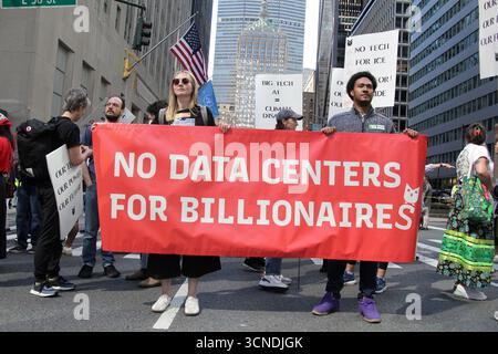 Manhattan, New York, Stati Uniti 20 settembre 2025. New York New York 20 settembre 2025, .Make Billionaires Pay - Climate March & Rally - NYC.il 20 settembre, i leader mondiali si sono riuniti a New York per l'Assemblea generale delle Nazioni Unite e la settimana del clima. Gruppi di manifestanti hanno cantato miliardari devono pagare la loro giusta parte, e i nostri leader eletti devono affrontare la crisi climatica. (Immagine di credito: © Emily Cotler/ZUMA Press Wire) SOLO PER USO EDITORIALE! Non per USO commerciale! Crediti: ZUMA Press, Inc./Alamy Live News Foto Stock