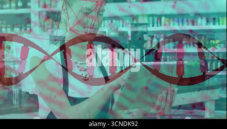 Il dipendente dell'officina indossa camicette e grembiule che scansionano gli scaffali delle farmacie, tenendo in mano il tablet con rivestimento del DNA Foto Stock