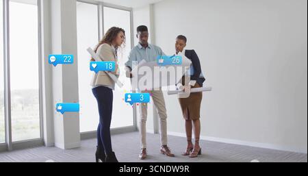 Tre architetti in tuta che analizzano i piani architettonici tramite finestre di uffici, con icone dei social media Foto Stock