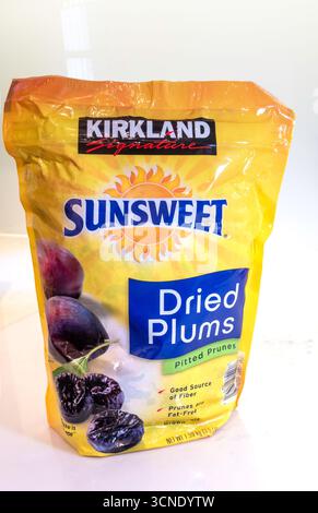 Le prugne secche Sunsweet sono vendute a Costco con il marchio Kirkland, 2025, Stati Uniti Foto Stock