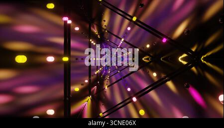 Le luci vibranti in viola, giallo e rosa creano un effetto tunnel ipnotico. Questa illuminazione aggiunge un'atmosfera vivace, esaltando l'effigie dello spettatore Foto Stock