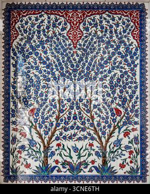 Emirati Arabi Uniti - Abu Dhabi - grande Moschea dello Sceicco Zayed - pannello di ceramica decorato in stile Iznik che fiorisce con arabeschi blu e fiori rossi Foto Stock
