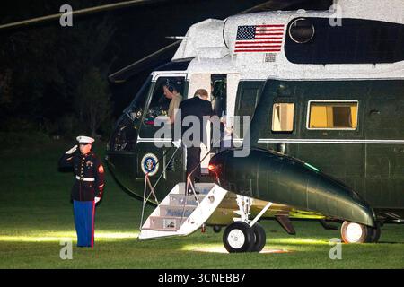 Washington, Stati Uniti. 20 settembre 2025. Il presidente DEGLI STATI UNITI Donald Trump lascia la Casa Bianca per una cena privata a Mount Vernon a Washington, DC, sabato 20 settembre 2025. Il presidente ha parlato brevemente di Jimmy Kimmel, dicendo: "Penso che Jimmy Kimmel sia terribile. L'ABC ha perso milioni." Ha anche parlato di incontrare i legislatori democratici per evitare un arresto del governo. Foto di Jim lo Scalzo/UPI credito: UPI/Alamy Live News Foto Stock