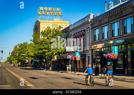 Bozeman, MT, USA - 1 agosto 2025: L'iconico Baxter Hotel si erge come un fulcro storico del centro di Bozeman, Montana Foto Stock
