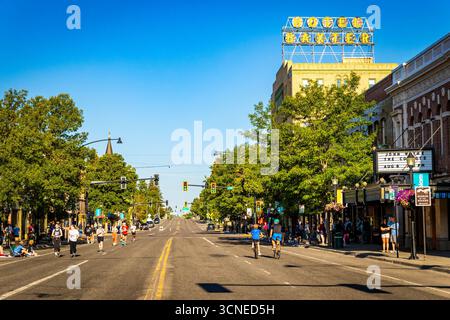 Bozeman, MT, USA - 1 agosto 2025: L'iconico Baxter Hotel si erge come un fulcro storico del centro di Bozeman, Montana Foto Stock
