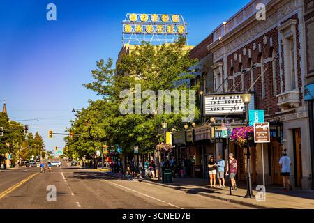 Bozeman, MT, USA - 1 agosto 2025: L'iconico Baxter Hotel si erge come un fulcro storico del centro di Bozeman, Montana Foto Stock