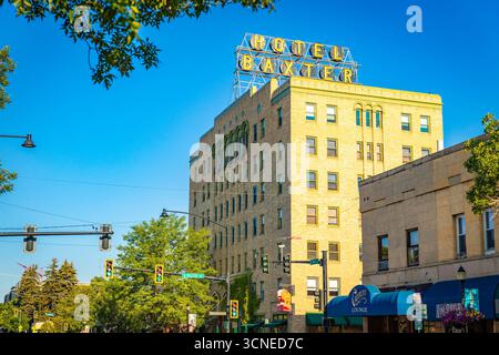 Bozeman, MT, USA - 1 agosto 2025: L'iconico Baxter Hotel si erge come un fulcro storico del centro di Bozeman, Montana Foto Stock