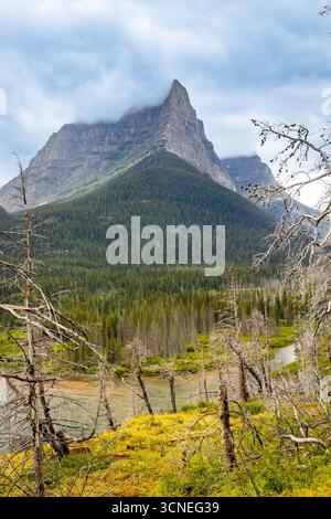 Il Saint Mary Falls Trail viene catturato mentre si snoda lungo il panoramico lago Saint Mary nel Glacier National Park Foto Stock
