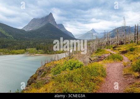 Il Saint Mary Falls Trail viene catturato mentre si snoda lungo il panoramico lago Saint Mary nel Glacier National Park Foto Stock