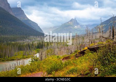 Il Saint Mary Falls Trail viene catturato mentre si snoda lungo il panoramico lago Saint Mary nel Glacier National Park Foto Stock