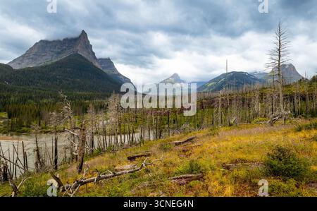 Il Saint Mary Falls Trail viene catturato mentre si snoda lungo il panoramico lago Saint Mary nel Glacier National Park Foto Stock