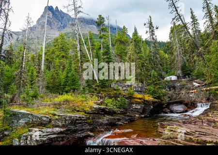 Il Saint Mary Falls Trail viene catturato mentre si snoda lungo il panoramico lago Saint Mary nel Glacier National Park Foto Stock