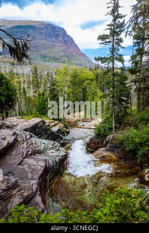 Il Saint Mary Falls Trail viene catturato mentre si snoda lungo il panoramico lago Saint Mary nel Glacier National Park Foto Stock