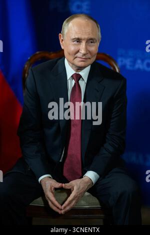 Il presidente russo Vladimir Putin partecipa a un incontro bilaterale durante il vertice con il presidente degli Stati Uniti Donald J. Trump alla Joint base Elmendorf–Richardson ad Anchorage, Alaska, il 15 agosto 2025. I colloqui si sono concentrati sui negoziati per porre fine alla guerra in Ucraina. Per gentile concessione della Casa Bianca. Foto Stock