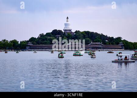 Lo stupa tibetano di Dagoba bianco sull'isolotto fiorito di Giada nel Parco Beihai, Pechino Foto Stock
