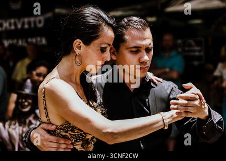 Una coppia si esibisce in un elegante tango in un piccolo palco di caffè a Ciudad Vieja, il quartiere storico della città. Foto Stock