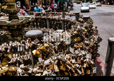 Situata in Avenida 18 de Julio, la "Fuente de los Candados" (Fontana dei lucchetti) è un simbolo romantico della città dove le coppie attaccano le serrature. Foto Stock
