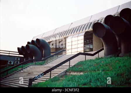 Foto analogica di condotti di ventilazione futuristici nel centro commerciale SPENS. Architettura brutalista con estetica industriale fantascientifica. Foto Stock