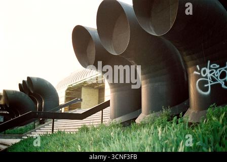 Foto analogica di condotti di ventilazione futuristici nel centro commerciale SPENS. Architettura brutalista con estetica industriale fantascientifica. Foto Stock