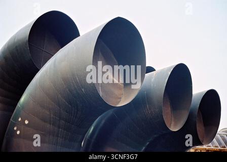 Foto analogica di condotti di ventilazione futuristici nel centro commerciale SPENS. Architettura brutalista con estetica industriale fantascientifica. Foto Stock