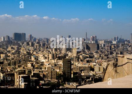 Vista panoramica del Cairo, Egitto, catturata dalla storica Cittadella, che mostra la densa architettura urbana sotto un cielo azzurro. Foto Stock