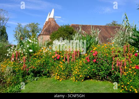 Grande casa Dixter e giardino in autunno, East Sussex, Regno Unito Foto Stock