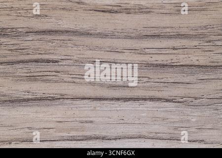 Una superficie in legno con una trama sgranata. Il legno sembra essere vecchio e usurato, dando l'impressione di un'atmosfera vintage o rustica. La texture granulosa aggiunge Foto Stock