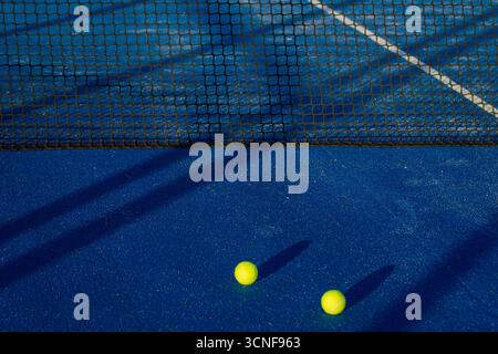 Due palline da tennis gialle a rete il concetto di Duo sportivo Foto Stock