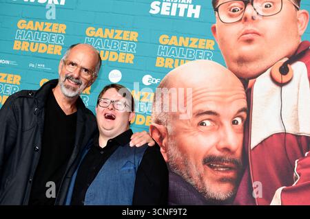Christoph Maria Herbst und Nico Randel bei der Premiere des Kinofilms Ganzer halber Bruder im Astor Grand Cinema. Hannover, 16.09.2025 *** Christoph Maria Herbst e Nico Randel alla prima del film Ganzer halber Bruder all'Astor Grand Cinema Hannover, 16 09 2025 foto:Xn.xHeuselx/xFuturexImagex bruder hannover 5957 Foto Stock