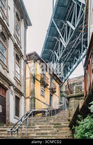 Scalinata in pietra e Ponte di ferro nella città vecchia di Porto Portugal. Architettura portoghese, Ribeira District, Dom Luis Bridge area Foto Stock