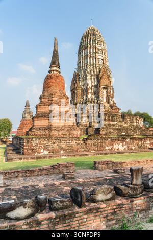 Incredibile torre di Wat Ratchaburana ad Ayutthaya, Thailandia. Rovine panoramiche del tempio buddista nell'antica città e capitale del regno di Ayutthaya Foto Stock