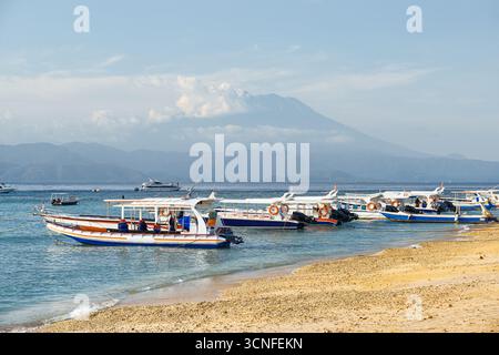 Vista fantastica delle barche turistiche ancorate al largo della spiaggia di Toyapakeh Foto Stock