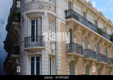La pittoresca architettura degli edifici della città di Monaco, aka le Rocher o la roccia, Principato di Monaco Foto Stock