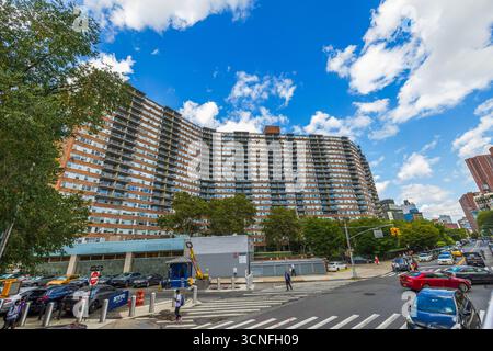 Alto edificio residenziale curvo con balconi e movimentata scena stradale a Manhattan. New York. STATI UNITI Foto Stock