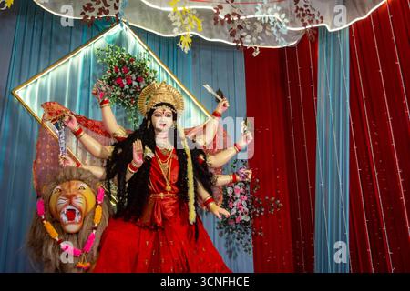 Idol of Goddess Durga splendidamente decorato durante il Durga Puja Festival Foto Stock