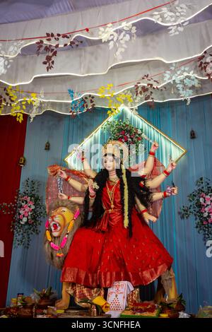 Idol of Goddess Durga splendidamente decorato durante il Durga Puja Festival Foto Stock
