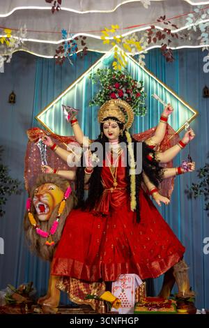 Idol of Goddess Durga splendidamente decorato durante il Durga Puja Festival Foto Stock