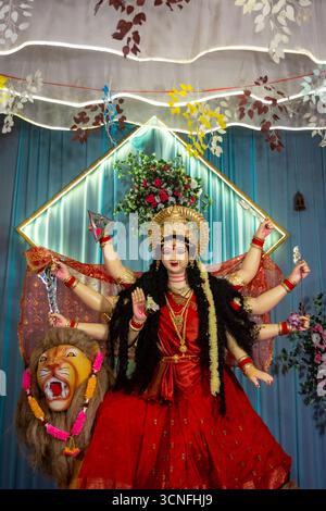 Idol of Goddess Durga splendidamente decorato durante il Durga Puja Festival Foto Stock