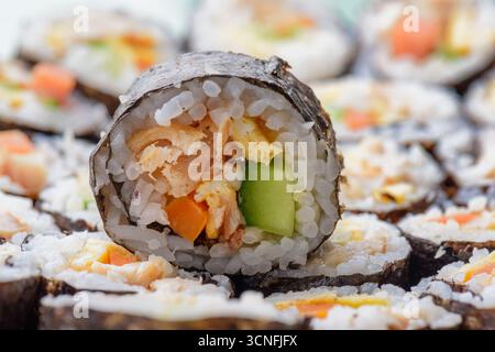 Vista ravvicinata della gimbap (kimbap). Piatto tradizionale coreano Foto Stock