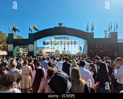 MONACO DI BAVIERA, GERMANIA - 20 SETTEMBRE 2025: Ingresso all'Oktoberfest o a Wiesn con folle che inondano il Theresienwiese. Foto Stock