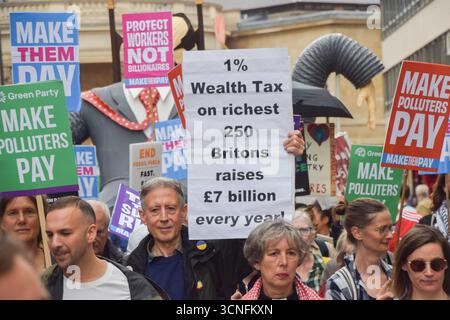 Londra, Regno Unito. 20 settembre 2025. Gli attivisti Peter Tatchell partecipano alla marcia Make Them Pay, chiedendo che il governo tassi i miliardari e faccia pagare chi inquina. Crediti: Vuk Valcic/Alamy Live News Foto Stock