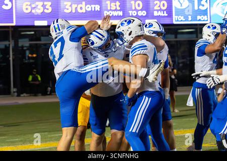 Greenville, North Carolina, Stati Uniti. 20 settembre 2025. Brigham Young Cougars quarterback BEAR BACHMEIER (47) si congratula con il tight end Brigham Young Cougars CARSEN RYAN (20) e festeggia con altri compagni di squadra nella end zone dopo un drive segnato nella seconda metà della partita di football non-conference tra i Big 12 (B12) la Brigham Young University (BYU) Cougars e l'American Athletic Conference (AAC) East Carolina University (ECU) Pirates at Dowdy-Ficklen Stadium, 2025 settembre. BYU ha battuto 34 - 13 ECU. (Immagine di credito: © Israel anta via ZUMA Press Wire) Foto Stock