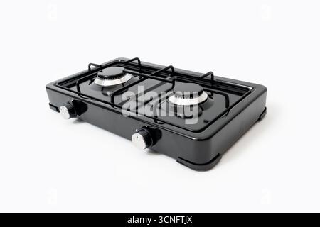 Stufa a gas portatile con due bruciatori isolati su sfondo bianco. Foto di alta qualità Foto Stock