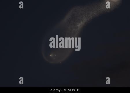 Cape Canaveral, Stati Uniti. 21 settembre 2025. SpaceX lancia il suo razzo Falcon 9 il 21 settembre 2025 con un lotto di satelliti Starlink dal SLC-40 a Cape Canaveral, FL. (Foto di Michael Cain Jr./Sipa USA) credito: SIPA USA/Alamy Live News Foto Stock