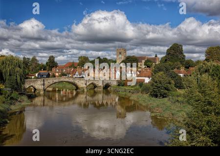 Ponte medievale di Aylesford e villaggio sul fiume medway nel Kent, Inghilterra, Regno Unito Foto Stock