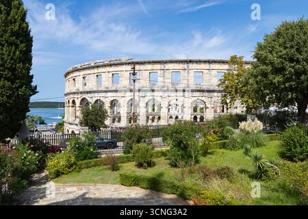 Vista dell'antico anfiteatro romano, l'Arena di Pola, in Croazia. Storico colosseo ben conservato situato nella città di Pola Foto Stock