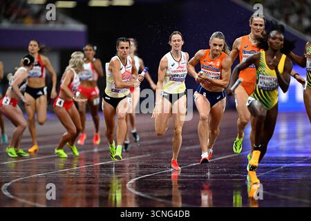 Tokyo, Giappone. 21 settembre 2025. Camille Laus belga e Helena Ponette in azione durante la finale della staffetta femminile 4x400 m, ai Campionati del mondo di atletica leggera di Tokyo, Giappone, domenica 21 settembre 2025. I Mondi all'aperto si svolgeranno dal 13 al 21 settembre. BELGA PHOTO JASPER JACOBS credito: Belga News Agency/Alamy Live News Foto Stock