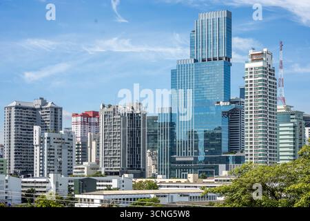 Bangkok Thailandia - 4 agosto 2025: Vista della torre sopraelevata di Baiyoke 2 dall'edificio con vista di bangkok, la Baiyoke Tower II è la quarta più alta di Bangkok. Foto Stock