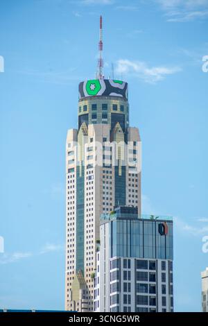 Bangkok Thailandia - 4 agosto 2025: Vista della torre sopraelevata di Baiyoke 2 dall'edificio con vista di bangkok, la Baiyoke Tower II è la quarta più alta di Bangkok. Foto Stock