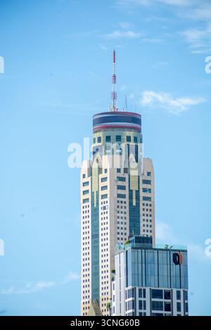 Bangkok Thailandia - 4 agosto 2025: Vista della torre sopraelevata di Baiyoke 2 dall'edificio con vista di bangkok, la Baiyoke Tower II è la quarta più alta di Bangkok. Foto Stock